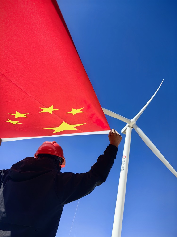 陜煤建設者與國旗合影，共筑強國夢