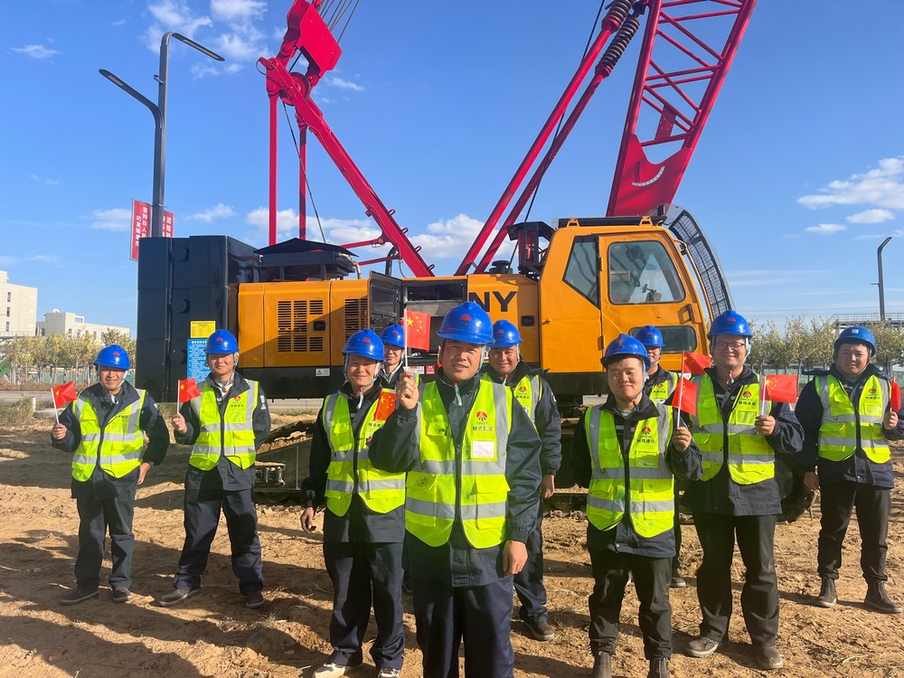 國慶時，建筑工地的夢想之筑