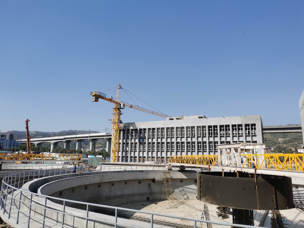 十月的磚瓦，建設的詩行