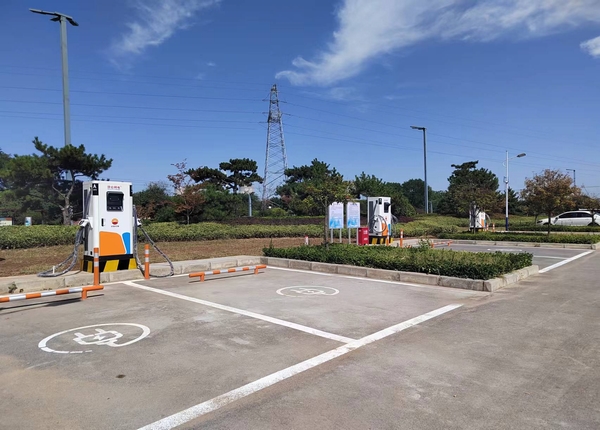 陜煤建設(shè)川耀公司：崔仙服務(wù)區(qū)充電樁安裝，為綠色出行“加油”