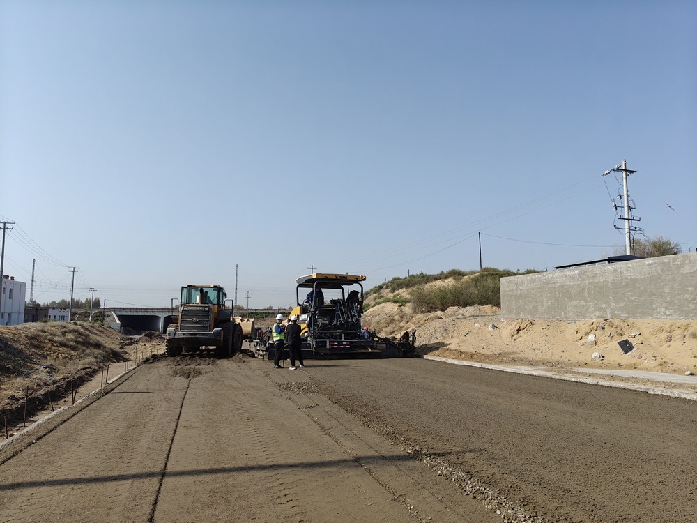 陜煤建設(shè)路橋分公司物流園區(qū)二號(hào)進(jìn)場(chǎng)道路大干快上，吹響項(xiàng)目建設(shè)“沖鋒號(hào)”
