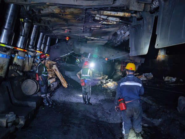 陜煤建設(shè)煤礦運(yùn)營(yíng)服務(wù)分公司：高效完成巴拉素煤礦2101綜采工作面設(shè)備回撤及安裝工程