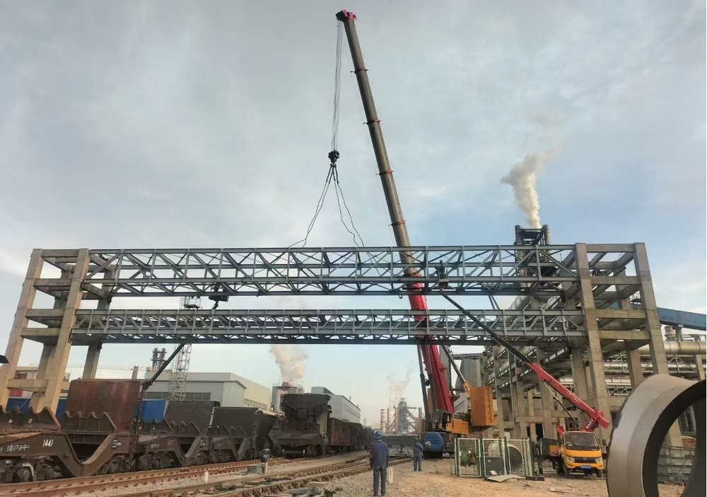 陜煤建設(shè)西北分公司土建第二項(xiàng)目部：酒鋼三標(biāo)第一跨”鋼結(jié)構(gòu)跨鐵路桁架順利吊裝完成