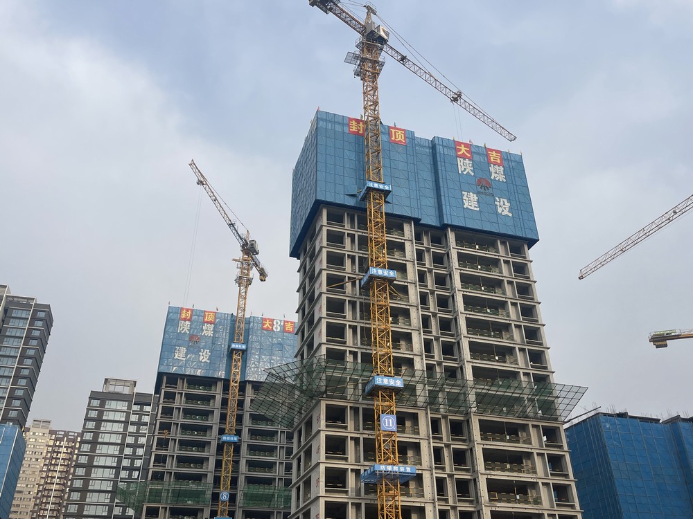 陜煤建設(shè)新龍城直屬項(xiàng)目部承建的銅川新龍城一期項(xiàng)目三標(biāo)段8#、11#樓順利封頂