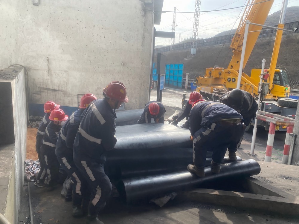 陜煤建設(shè)韓城分公司張家峁項(xiàng)目部圓滿完成張家峁煤礦快速裝車站601膠帶機(jī)膠帶更換項(xiàng)目檢修任務(wù)