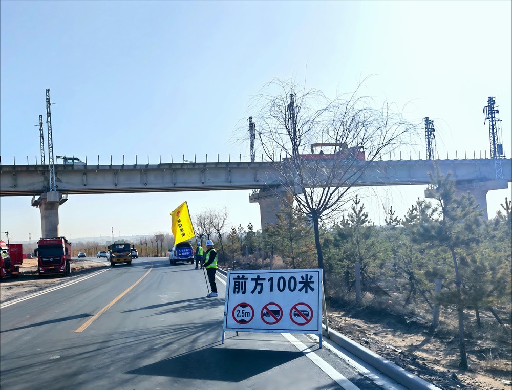 陜煤建設路橋分公司靖神鐵路項目部“站崗護航”完成鐵路橋面系跨公路高風險作業(yè)
