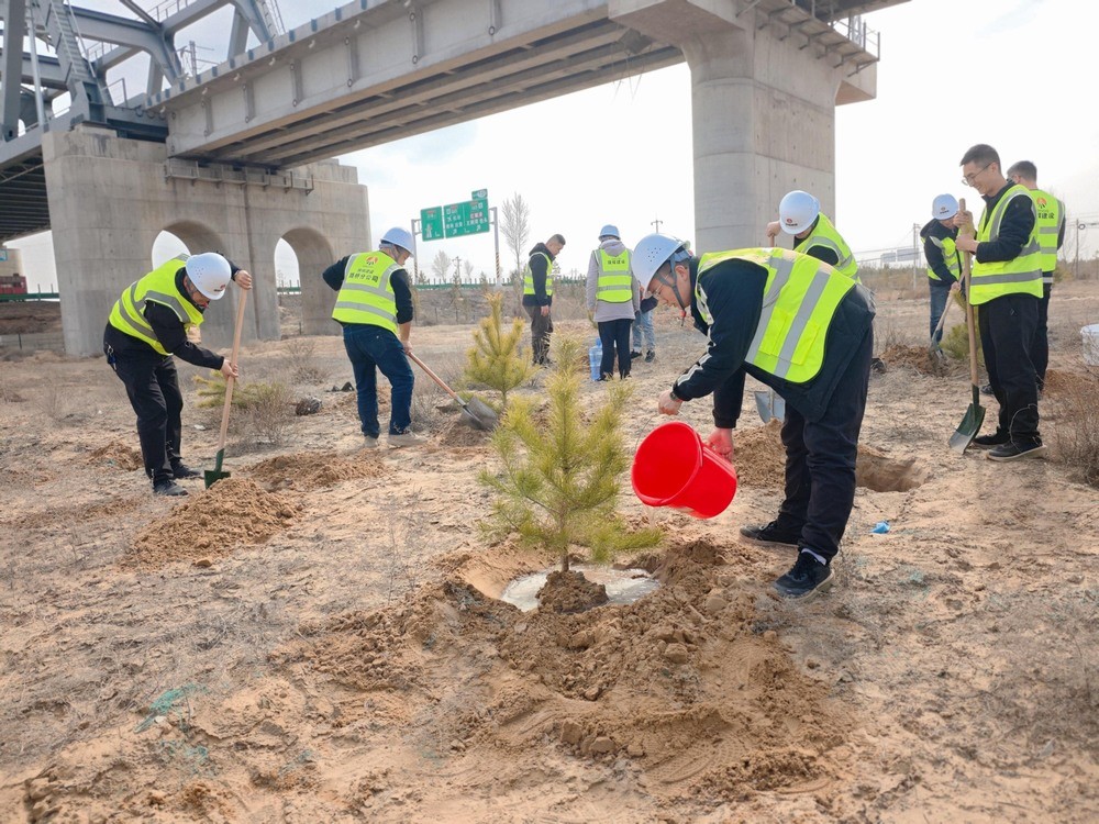 陜煤建設(shè)路橋分公司：夏意漸濃四月天，“青”風(fēng)助力促發(fā)展