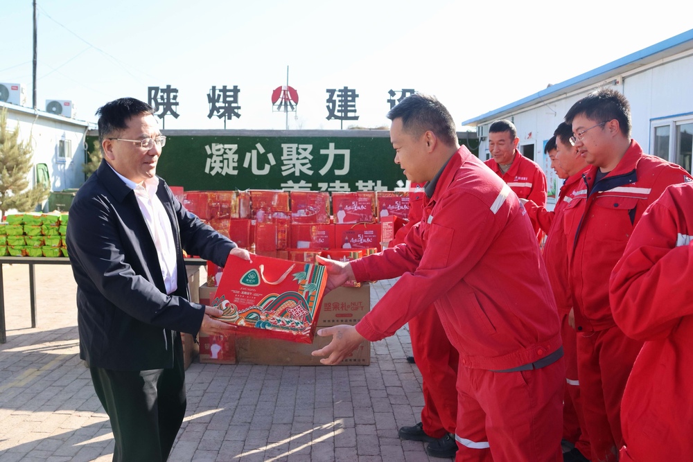 集團(tuán)領(lǐng)導(dǎo)“五一”期間深入一線開展安全督導(dǎo)檢查并慰問干部員工