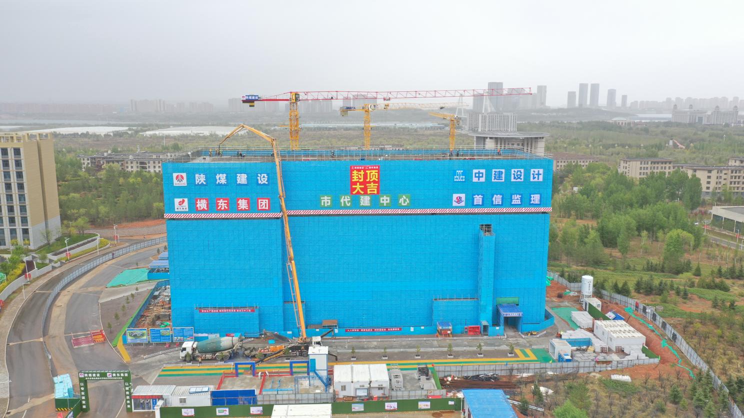 陜煤建設(shè)內(nèi)蒙古分公司：鄂爾多斯應(yīng)用技術(shù)學(xué)院實(shí)驗(yàn)樓主體結(jié)構(gòu)封頂，項(xiàng)目建設(shè)進(jìn)入新階段