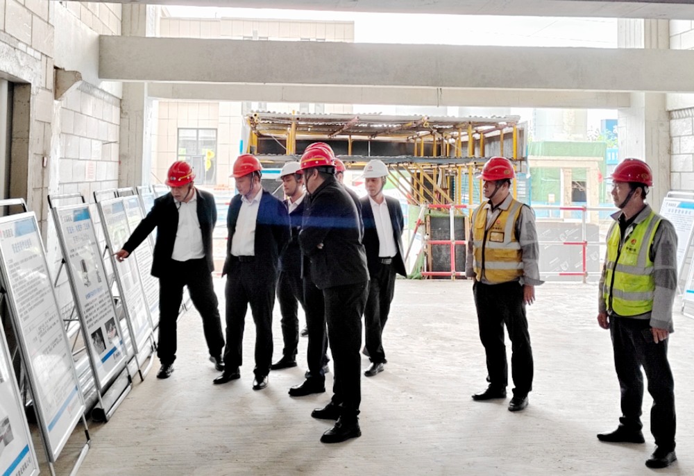 陜煤集團(tuán)基本建設(shè)部高級(jí)主任師楊景輝一行深入陜煤建設(shè)銅煤公司承建的檸條塔新建3#、4#員工公寓樓項(xiàng)目檢查指導(dǎo)工作