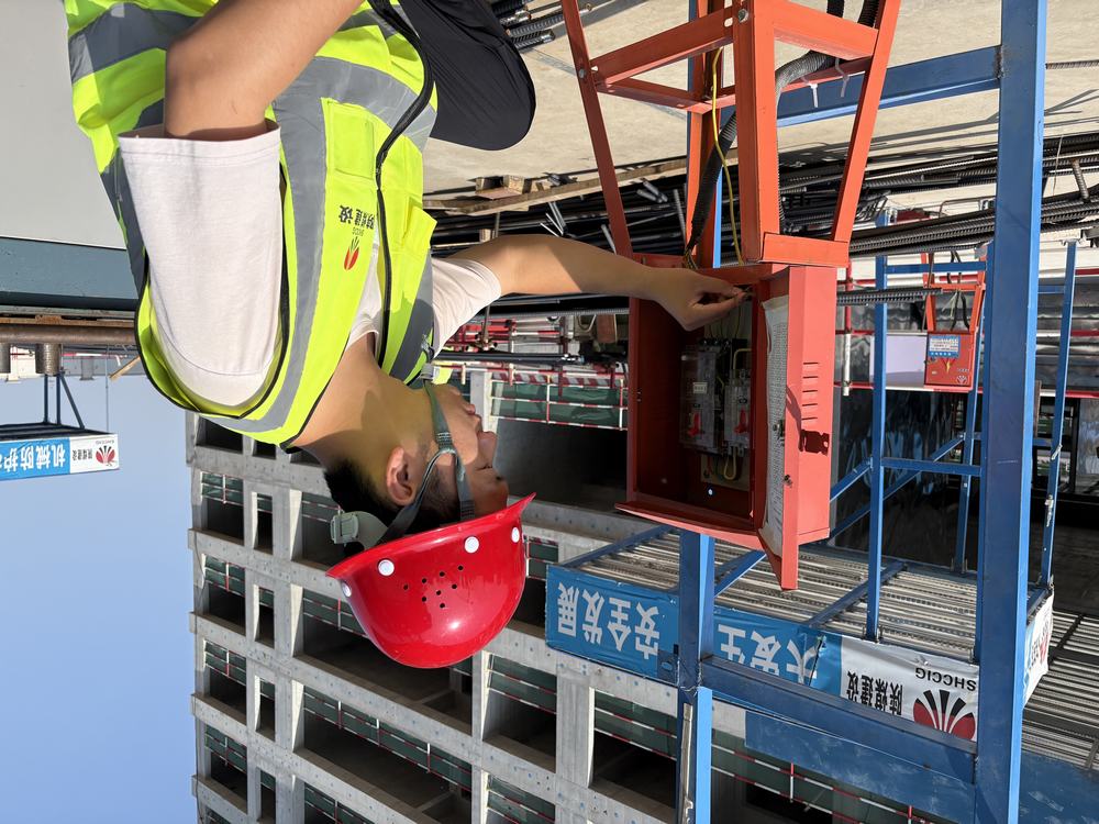 陜煤建設(shè)天工公司的 520 硬核告白：安全帽作玫瑰，卷尺圖紙寫情詩