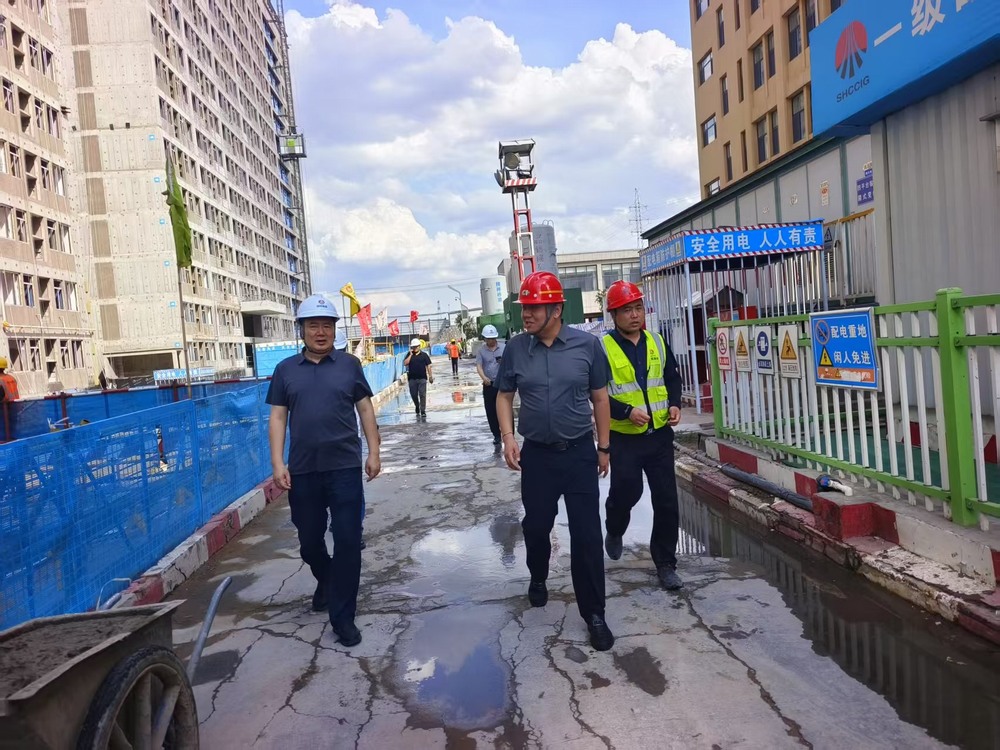 陜西省建設(shè)工程質(zhì)量安全監(jiān)督總站站長鄭海平一行蒞臨檸條塔煤礦新建3#、4#員工公寓樓項目檢查指導(dǎo)工作