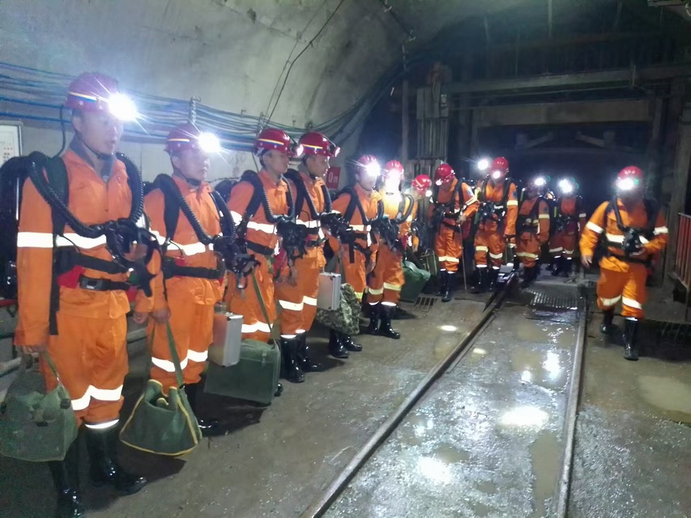 陜煤建設(shè)礦建三公司華龍項目部組織開展“頂板事故”應(yīng)急演練