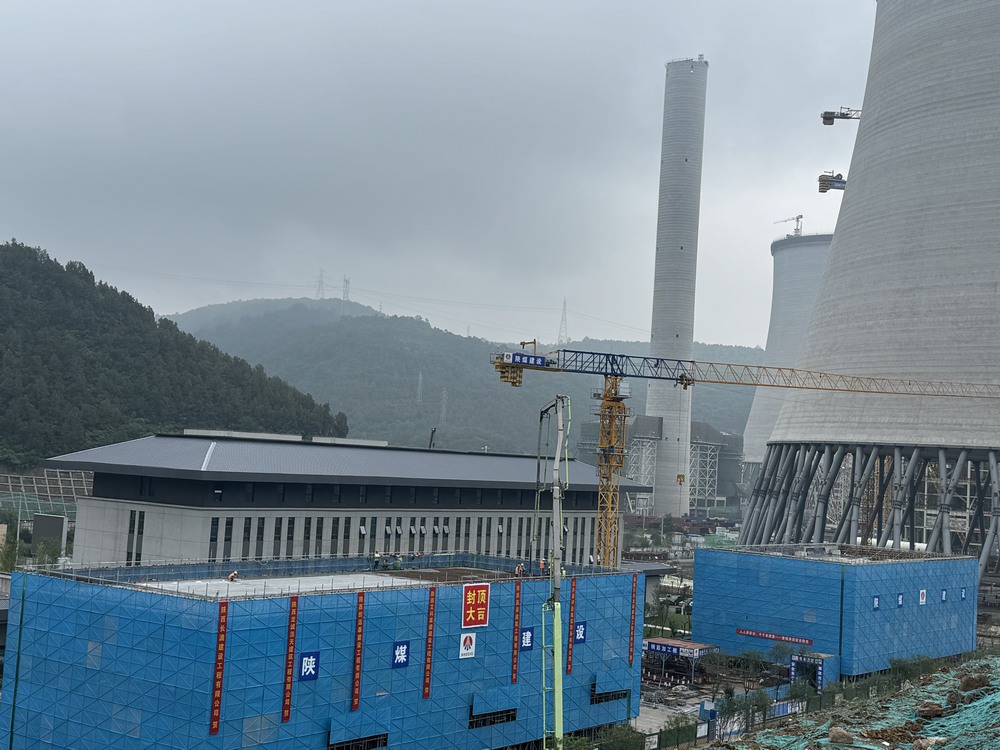 黃陵店頭電廠二期2X1000MW機(jī)組擴(kuò)建項目材料庫與檢修間主體結(jié)構(gòu)順利封頂