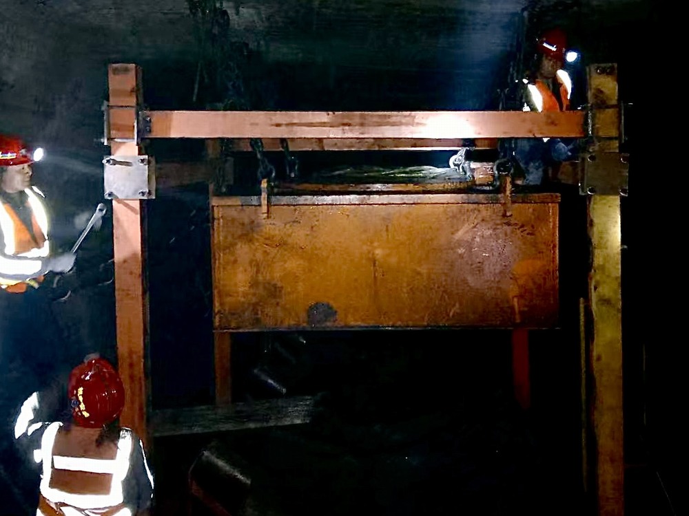 陜煤建設(shè)機電安裝公司神府項目部膠帶機頭除鐵器安裝任務(wù)順利完成