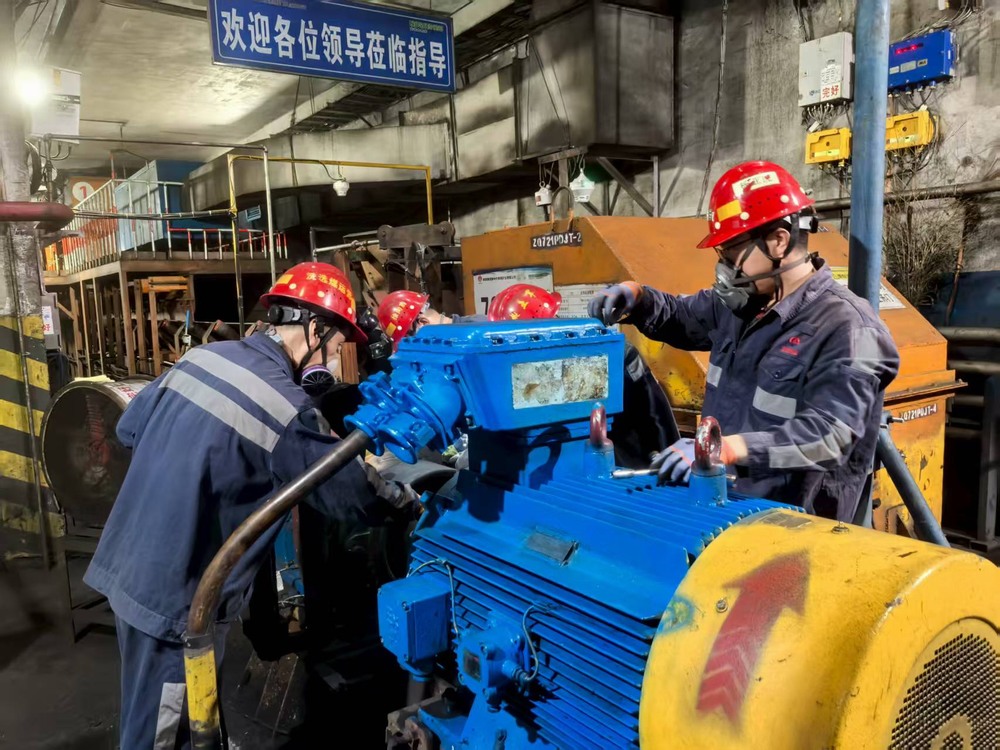 陜煤建設洗選煤運營公司檸條塔運營項目部：汗水浸透工裝色，高溫檢修護生產(chǎn)