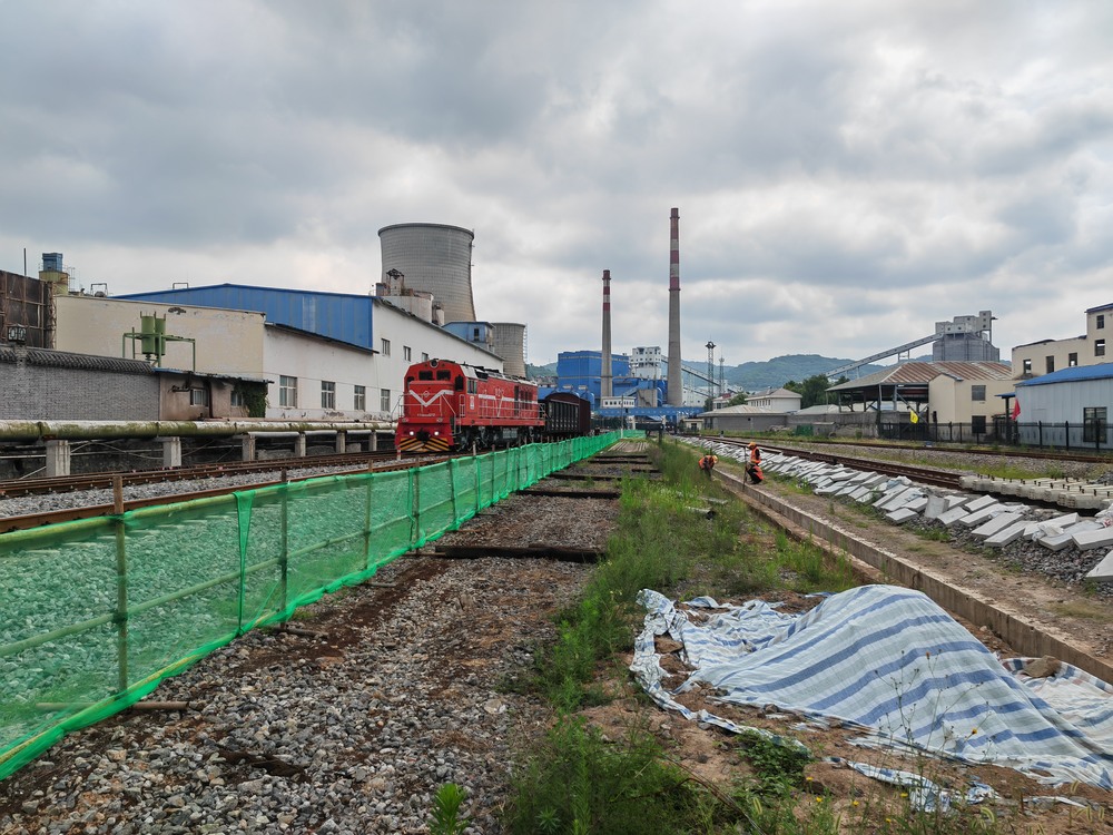 陜煤建設(shè)路橋分公司黃陵項(xiàng)目部迎雨季、戰(zhàn)酷暑、攻堅(jiān)沖刺保工期