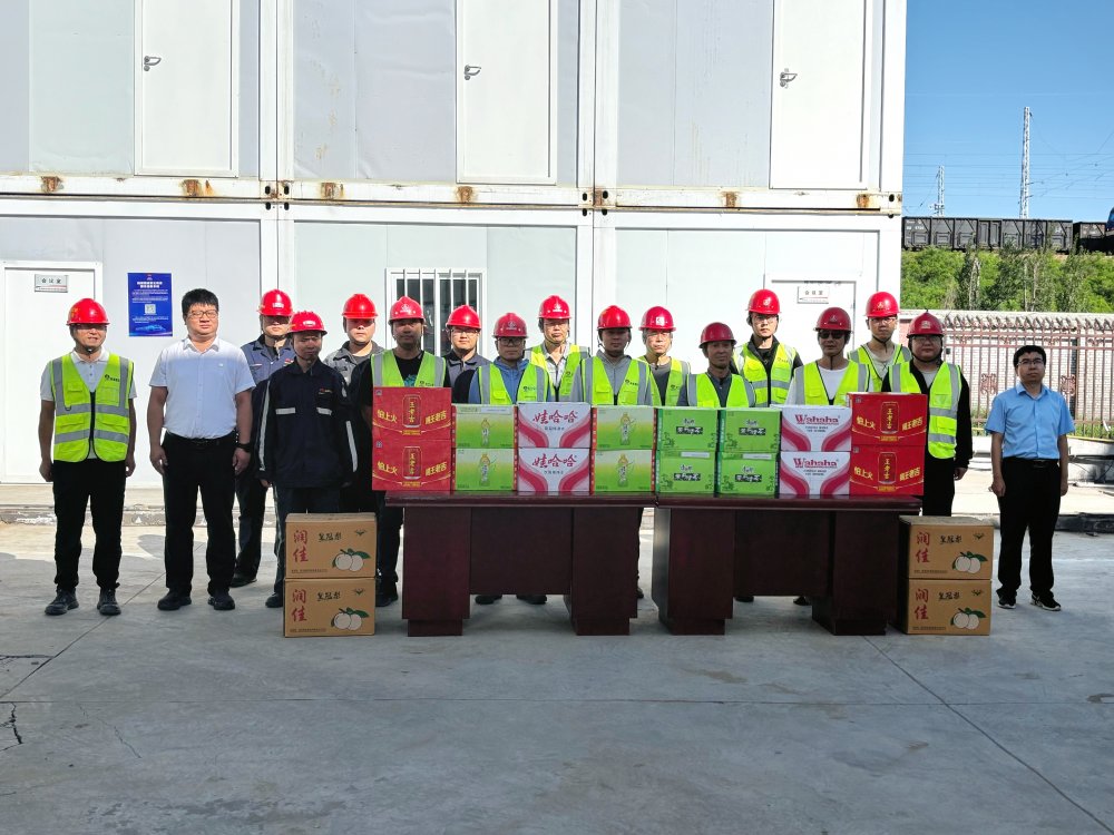 陜西小保當(dāng)?shù)V業(yè)有限公司總經(jīng)理薛曉強(qiáng)一行深入陜煤建設(shè)第二直屬項(xiàng)目部開展“送清涼”慰問(wèn)活動(dòng)