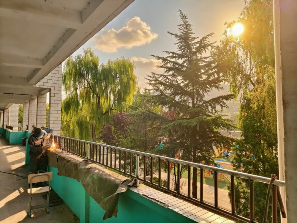 助力地方教育，護航學(xué)子平安——陜煤建設(shè)礦建二公司安裝項目部為卓立小學(xué)教學(xué)樓安裝防護欄桿