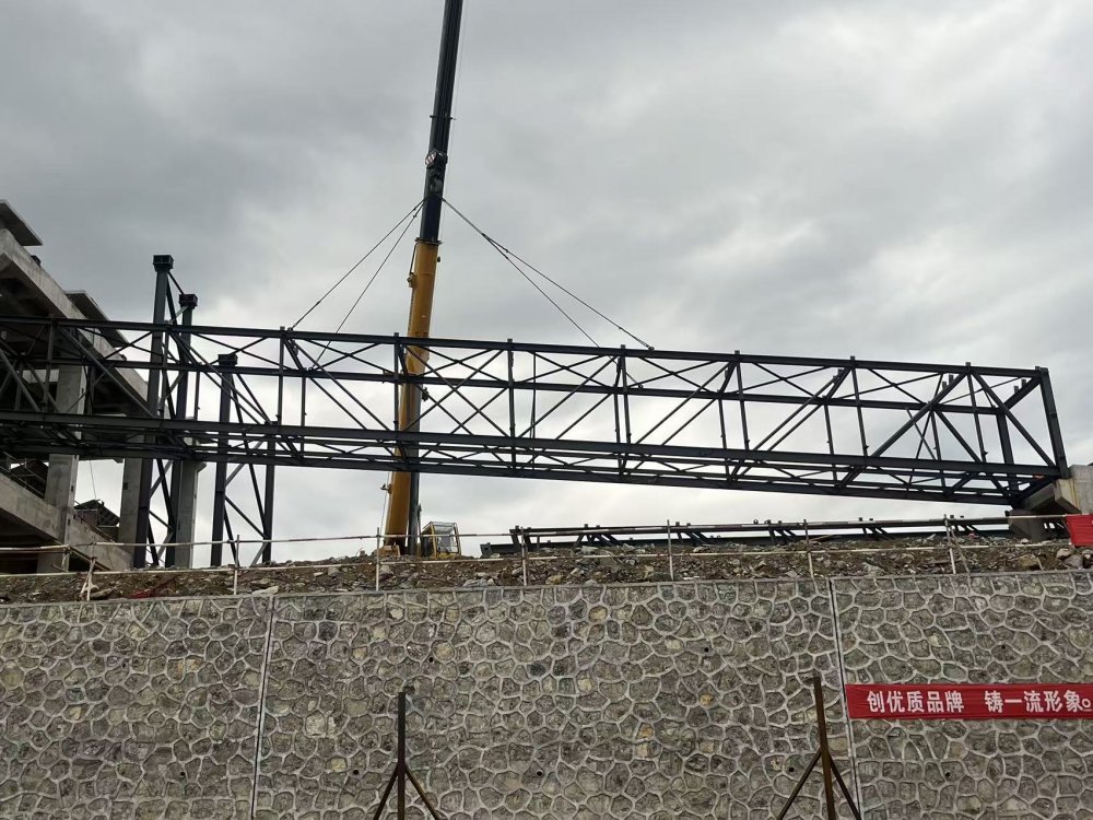 陜煤建設(shè)綠宇公司：重慶項目首座鋼結(jié)構(gòu)廊架順利安裝 迎關(guān)鍵節(jié)點