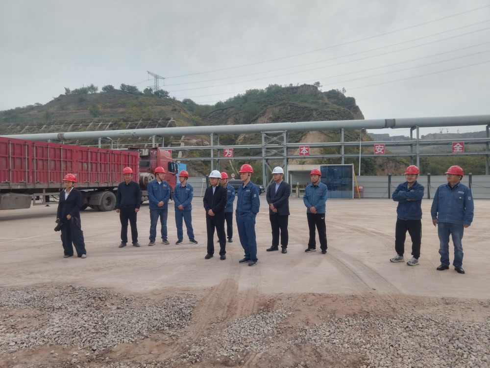 陜煤集團府谷能源開發(fā)有限公司黨委書記、 董事長李寧蒞臨陜西新元潔能有限公司電石廠電池儲能調(diào)峰項目檢查指導(dǎo)工作