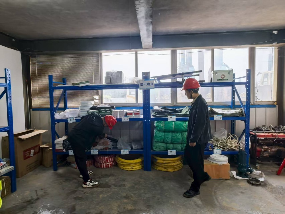 陜煤建設(shè)銅煤公司：“三防”物資專(zhuān)項(xiàng)檢查?筑牢汛期施工安全防線