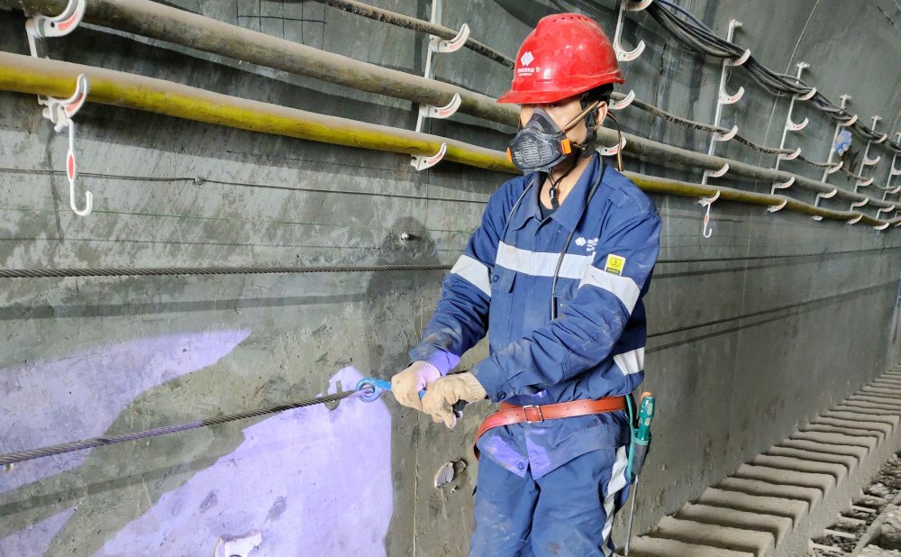 爬坡不用“喘粗氣”！玻璃溝煤礦行人助行裝置投運(yùn)，省力更暖心