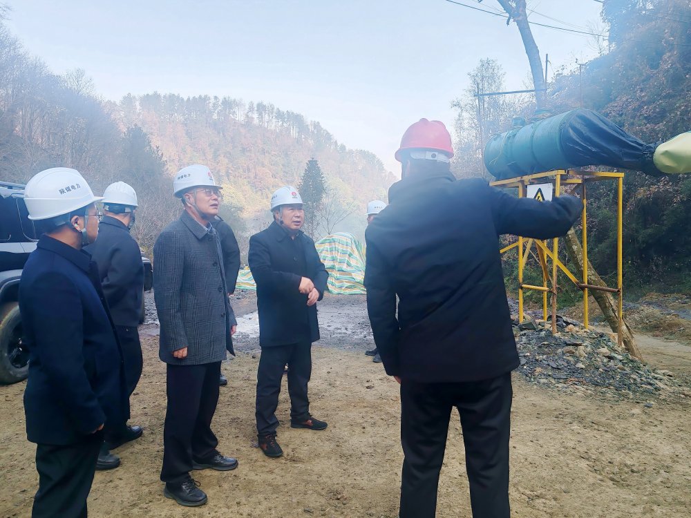 陜煤集團總經(jīng)理助理、陜煤電力集團黨委書記、董事長馮平安一行深入西鄉(xiāng)抽蓄電站勘探平硐項目現(xiàn)場檢查指導(dǎo)前期準(zhǔn)備工作