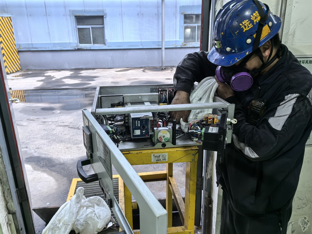 陜煤建設(shè)洗選煤運(yùn)營公司紅柳林洗煤廠項目部：以電為脈守崗盡責(zé)  精耕細(xì)作護(hù)航生產(chǎn)