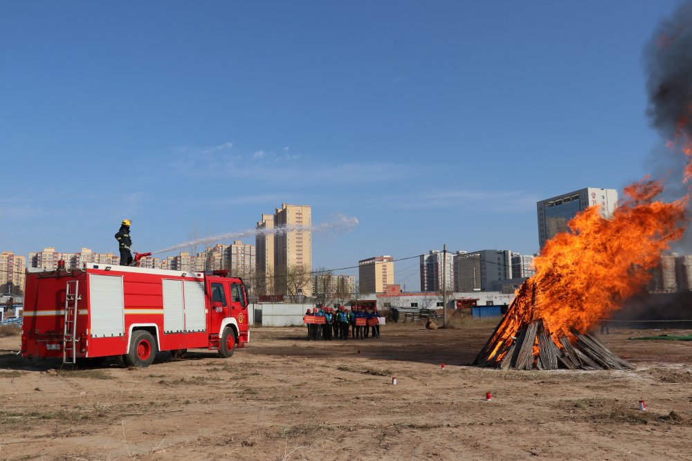 陜煤建設(shè)渭南分公司：紅藍(lán)相映筑防線 消防實戰(zhàn)保平安