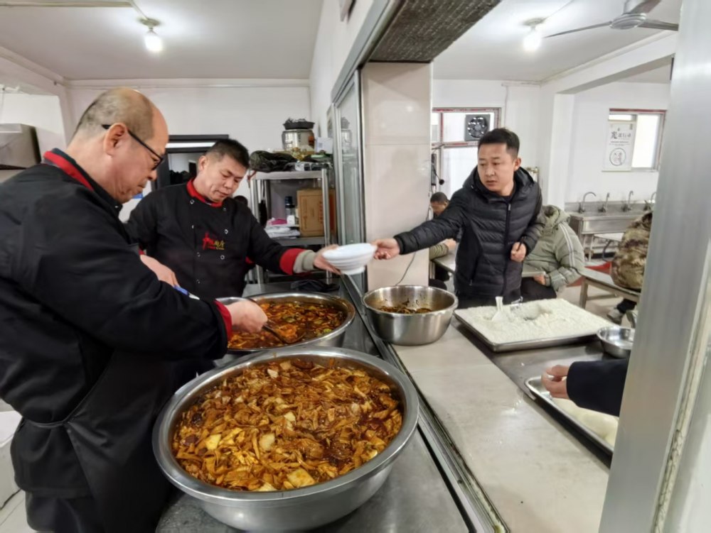 陜煤建設(shè)煤礦運(yùn)營服務(wù)分公司：一線寒冬，后勤送暖