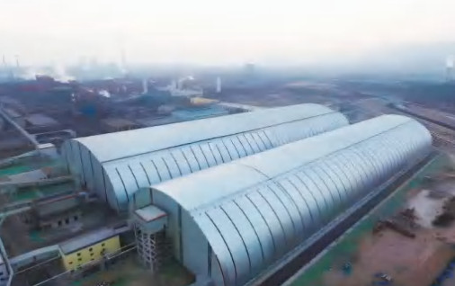 陜煤建設(shè)漢中分公司承建的龍鋼機(jī)械化綜合一次料場(chǎng)C型料庫(kù)24米平臺(tái)澆筑順利合攏