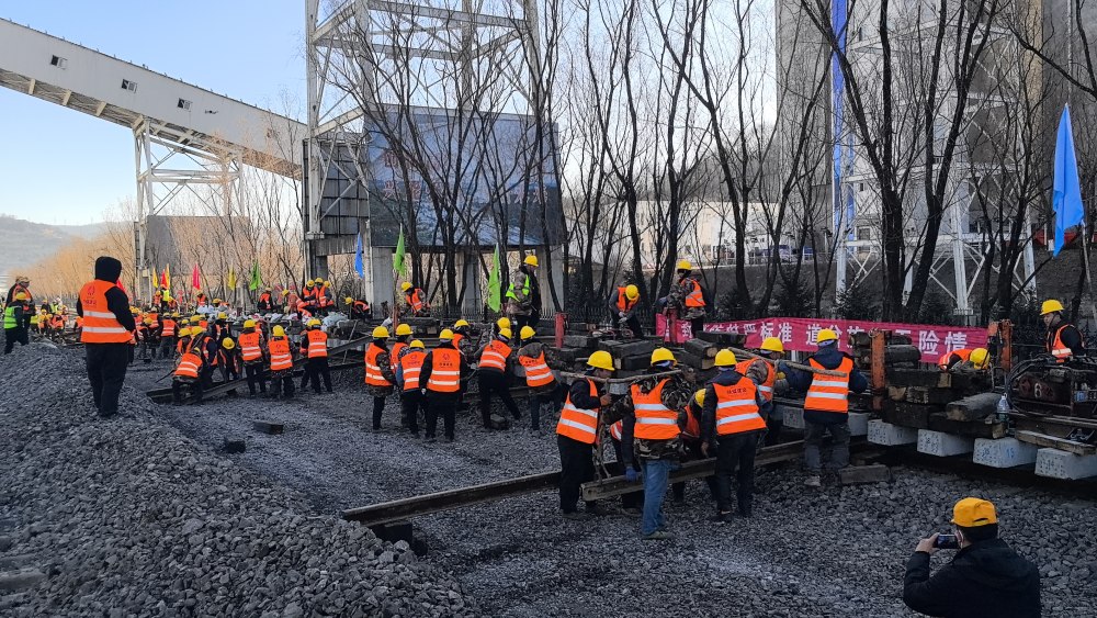 極限挑戰(zhàn)！“天窗”點啃下鐵路道岔施工硬骨頭