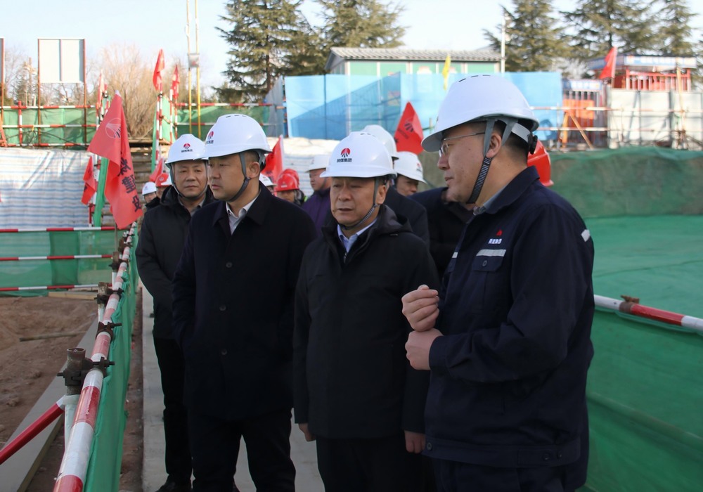 陜煤集團(tuán)工程總監(jiān)、基本建設(shè)管理部總經(jīng)理李仰東深入陜煤建設(shè)承建的銅創(chuàng)能材項(xiàng)目檢查指導(dǎo)工作